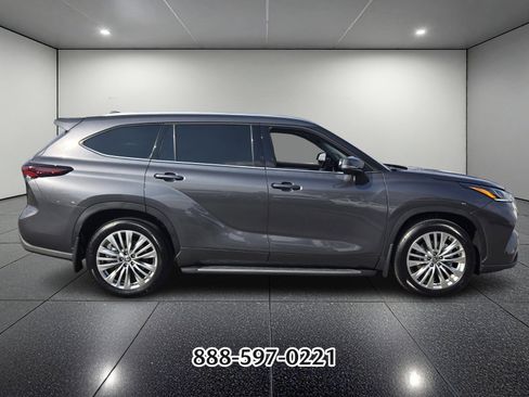 Used 2025 Toyota Highlander Platinum image 2