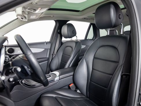 Used 2019 Mercedes-Benz GLC 300 4MATIC w/ Premium Package image 16