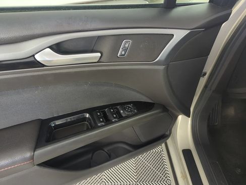 Used 2015 Ford Fusion SE w/ Equipment Group 201A FWD image 19