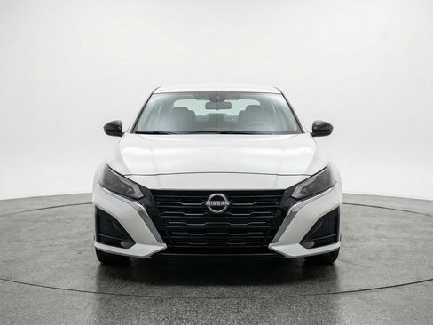 Used 2025 Nissan Altima 2.5 SV image 2