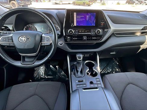 Used 2024 Toyota Highlander LE image 16