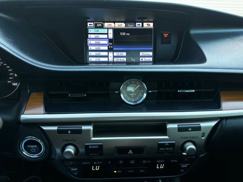 Used 2013 Lexus ES 300h w/ Luxury Pkg FWD image 25