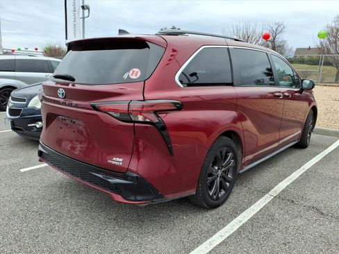 Used 2022 Toyota Sienna XSE image 4