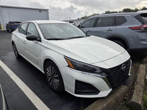 Used 2025 Nissan Altima 2.5 SV FWD image 2