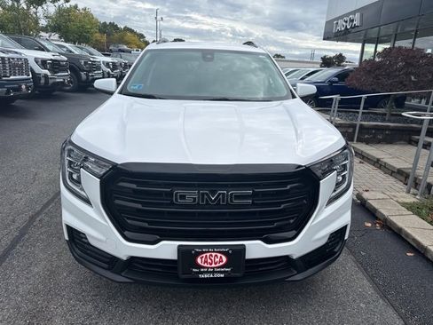 Used 2022 GMC Terrain SLE w/ Driver Convenience Package image 2
