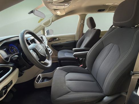 Used 2022 Chrysler Voyager LX FWD image 9