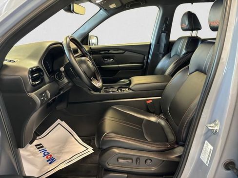 Used 2025 Honda Pilot TrailSport image 10
