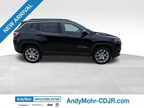 Used 2023 Jeep Compass Latitude AWD/4WD image 2