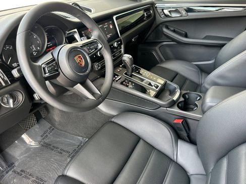 Certified 2026 Porsche Macan AWD/4WD image 4