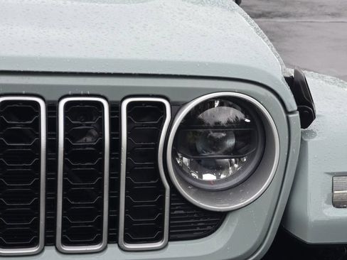 Used 2024 Jeep Wrangler Unlimited Sahara w/ Technology Group AWD/4WD image 16