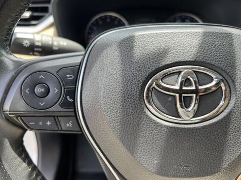 Used 2019 Toyota RAV4 XLE Premium FWD image 32