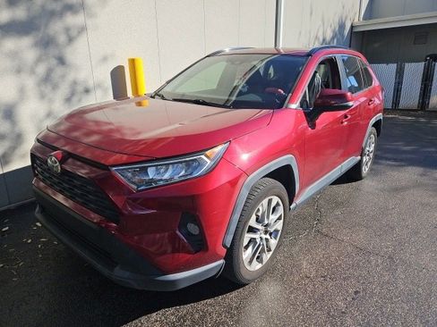 Used 2021 Toyota RAV4 XLE Premium image 2