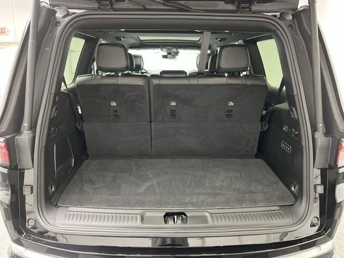 Used 2023 Jeep Wagoneer Series III w/ Premium Group I AWD/4WD image 33