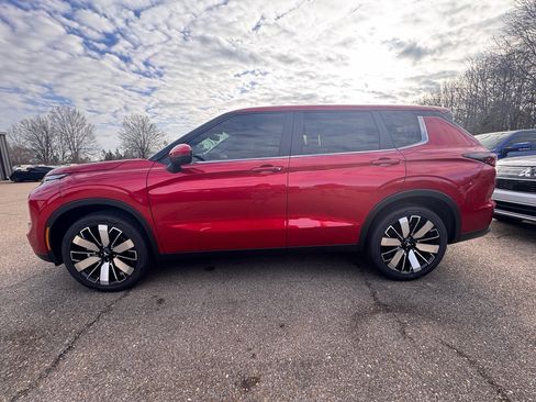 New 2026 Mitsubishi Outlander LE FWD image 3