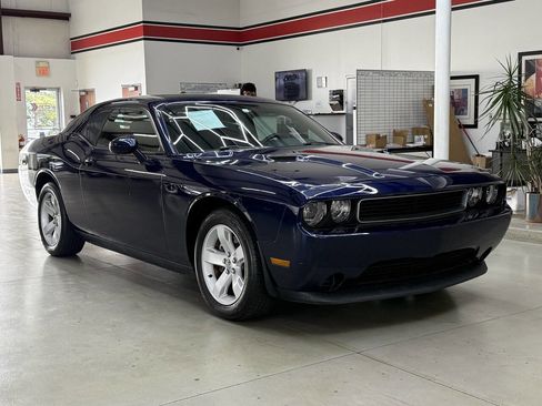 Used 2014 Dodge Challenger SXT RWD image 2