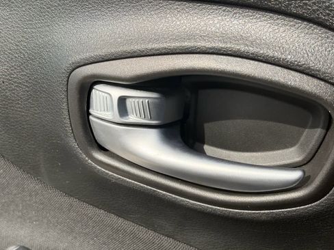 Used 2019 Jeep Renegade Latitude w/ Popular Equipment Group image 15