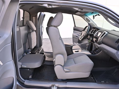 Used 2015 Toyota Tacoma PreRunner w/ SR5 Package RWD image 17