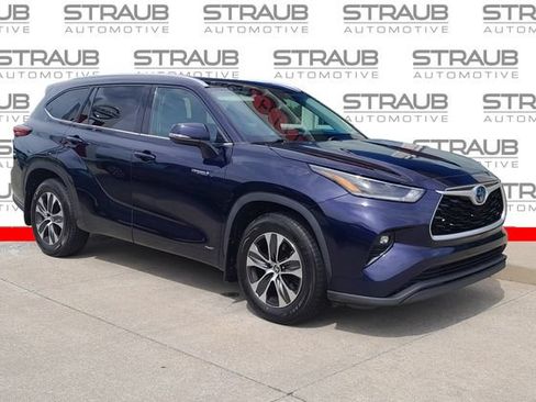 Used 2021 Toyota Highlander XLE AWD/4WD image 1