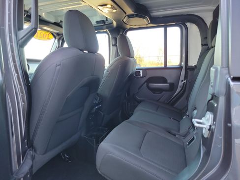 Used 2021 Jeep Gladiator Sport image 16