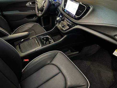 New 2026 Chrysler Pacifica Limited w/ S Appearance Package image 16