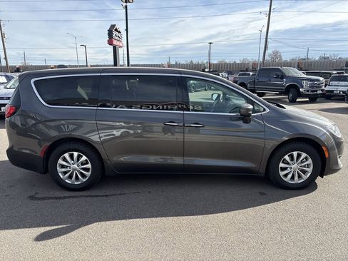 Used 2018 Chrysler Pacifica Touring Plus image 6