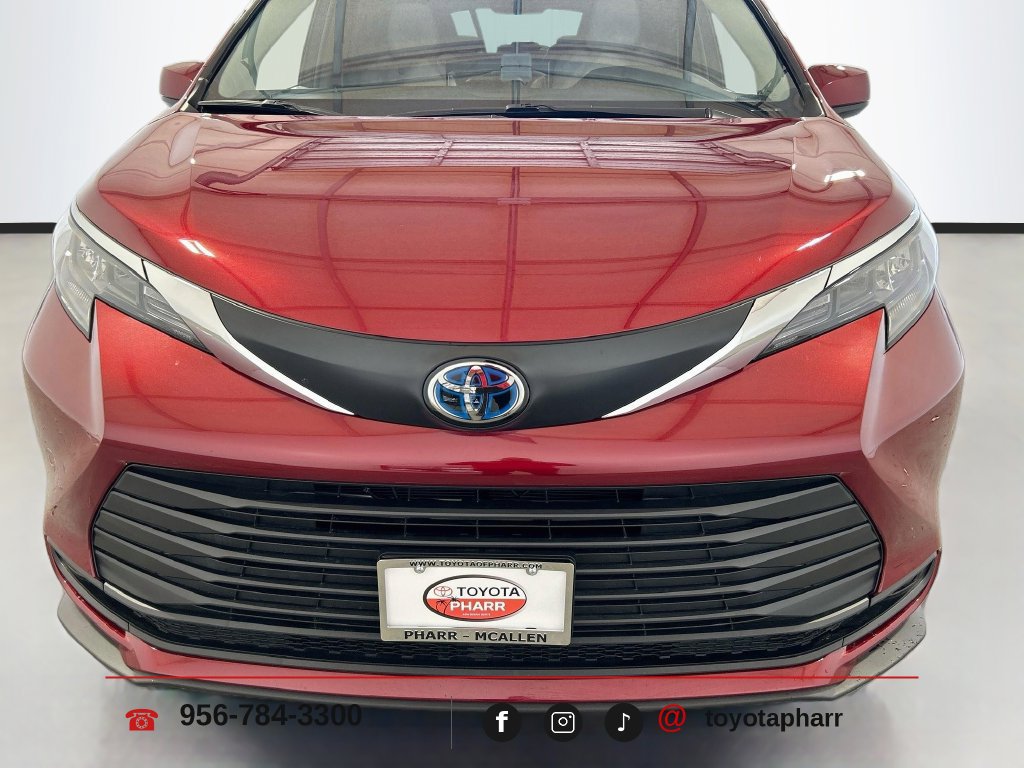 Used 2025 Toyota Sienna LE FWD image 2