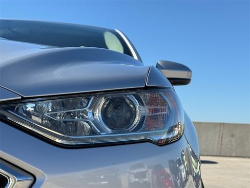 Used 2017 Ford Fusion SE w/ Equipment Group 201A image 3