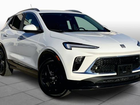 Used 2024 Buick Encore GX Sport Touring image 2