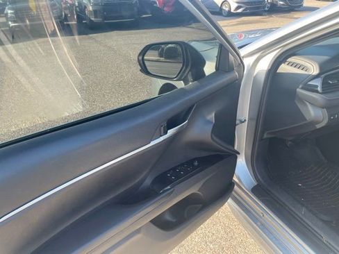 Used 2019 Toyota Camry SE FWD image 14