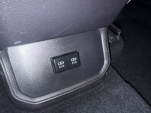 Used 2021 Toyota Highlander XLE FWD image 13