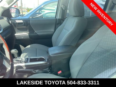 Used 2020 Toyota Tacoma SR5 w/ SR5 Appearance Package (SM) image 9