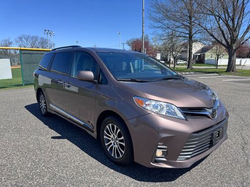 Used 2018 Toyota Sienna XLE w/ XLE Navigation Package image 1