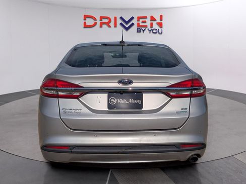 Used 2017 Ford Fusion SE w/ Fusion SE Technology Package image 4