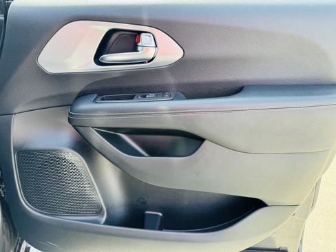 Used 2023 Chrysler Pacifica Touring-L w/ Uconnect Theater Family Group image 39