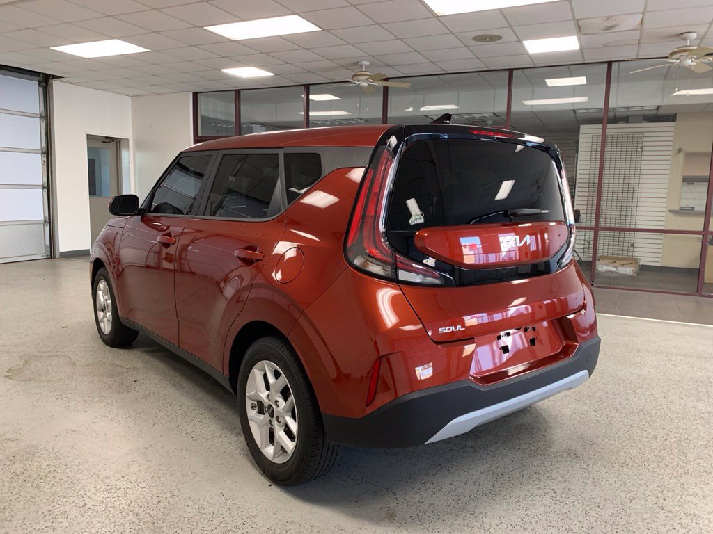 Used 2025 Kia Soul LX w/ LX Technology Package FWD image 3