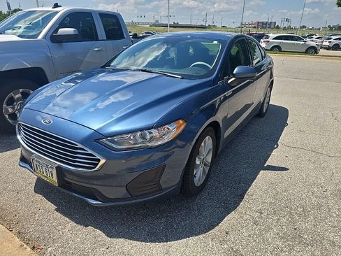 Used 2019 Ford Fusion SE FWD image 2