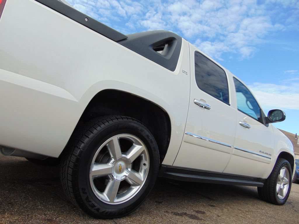 Used 2010 Chevrolet Avalanche LTZ AWD/4WD image 15