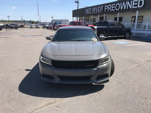 Used 2018 Dodge Charger SXT RWD image 2