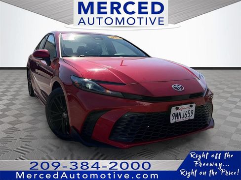 Used 2025 Toyota Camry SE FWD image 1