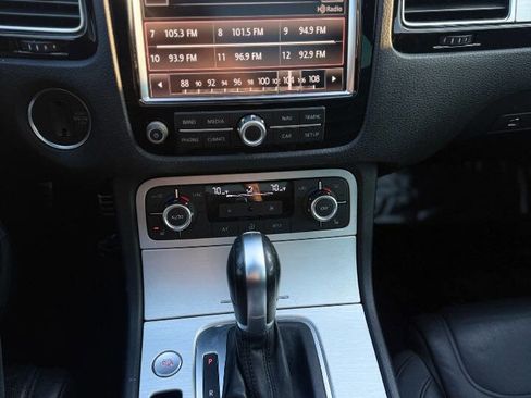 Used 2014 Volkswagen Touareg VR6 image 13