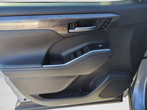 Certified 2020 Toyota Highlander Limited FWD image 8