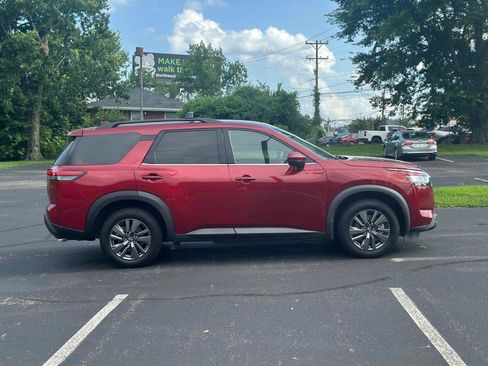 Used 2022 Nissan Pathfinder SV AWD/4WD image 5