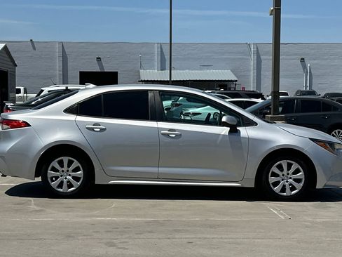 Used 2020 Toyota Corolla LE FWD image 9