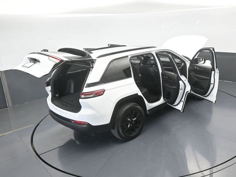 Used 2024 Jeep Grand Cherokee Altitude image 74