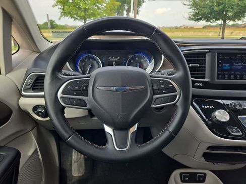 Used 2018 Chrysler Pacifica Touring-L FWD image 20