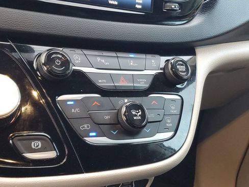 Used 2024 Chrysler Pacifica Touring-L FWD image 21