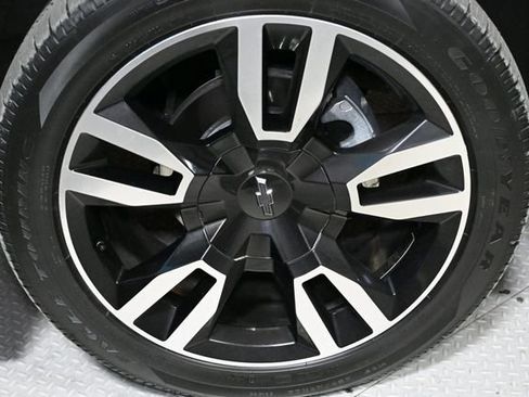 Used 2019 Chevrolet Suburban Premier AWD/4WD image 18