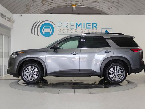 Used 2025 Nissan Pathfinder SV w/ SV Premium Package FWD image 2