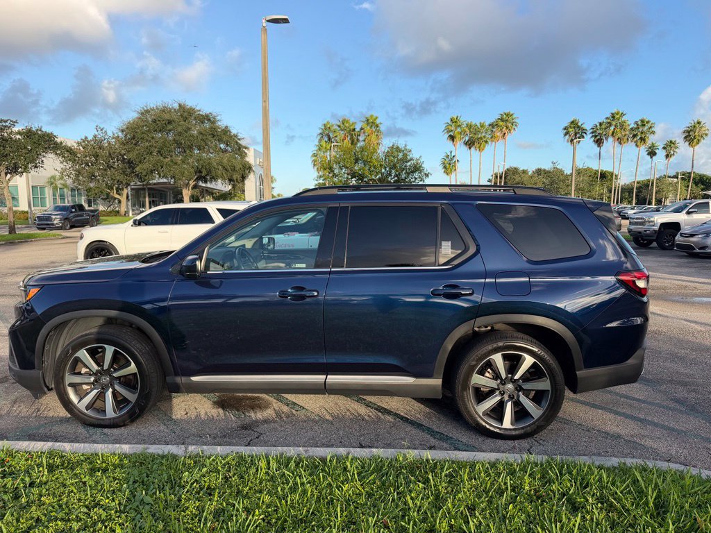 Used 2025 Honda Pilot Touring image 7