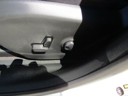 Used 2023 Jeep Cherokee Altitude Lux AWD/4WD image 19